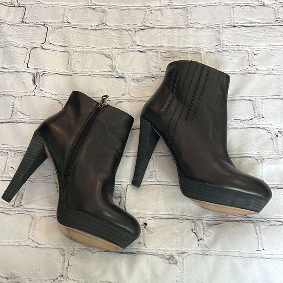 BCBG maxazria black leather ankle boots - Picture 12 of 13